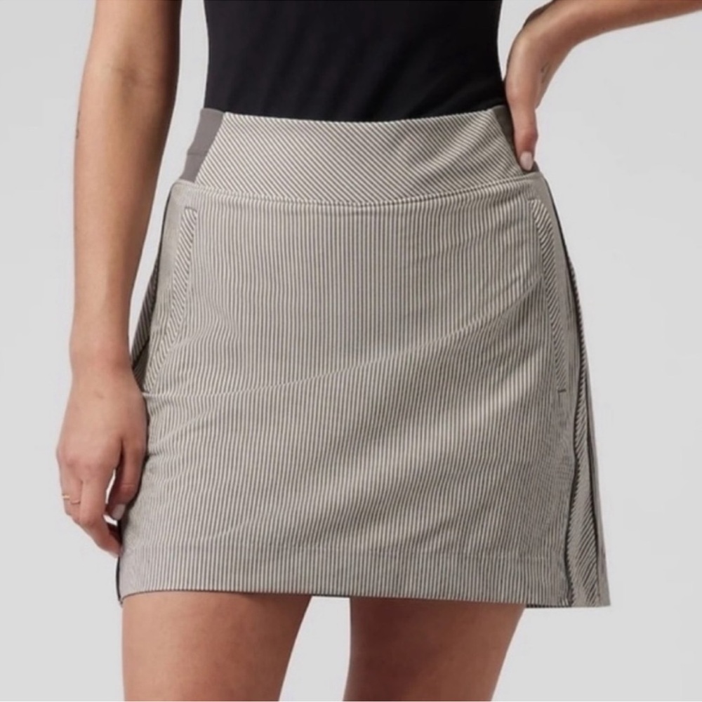 Athleta Size 6 Brooklyn Textured 16 Inch Skort Gray and White